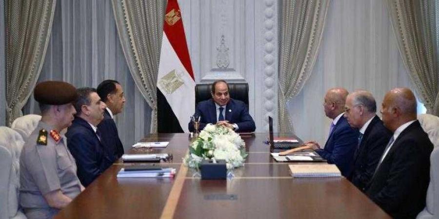 الرئيس السيسي يجتمع مع رئيس الوزراء ووزير الصناعة والنقل - زاجل الإخباري