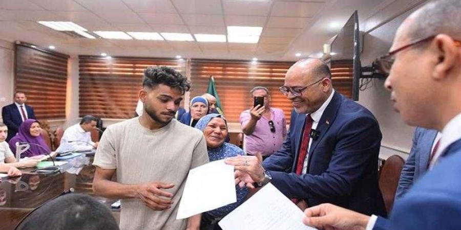 وزير العمل ومحافظ القليوبية يفتتحان مدرسة ”نصار جروب” للتكنولوجيا التطبيقية ويتفقدان خطوط الإنتاج - زاجل الإخباري