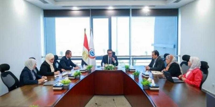 وزير الصحة يناقش مستجدات ملف تكليف أعضاء المهن الصحية ويبحث آليات توزيعهم على المنشآت الصحية - زاجل الإخباري