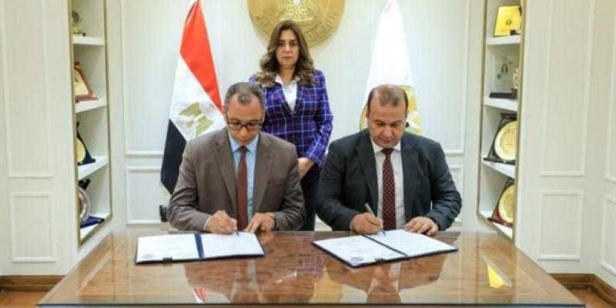 وزيرة التنمية تشهد مراسم توقيع عقد توريد مجزرين متنقلين لذبح الماشية في المناطق النائية والحدودية - زاجل الإخباري