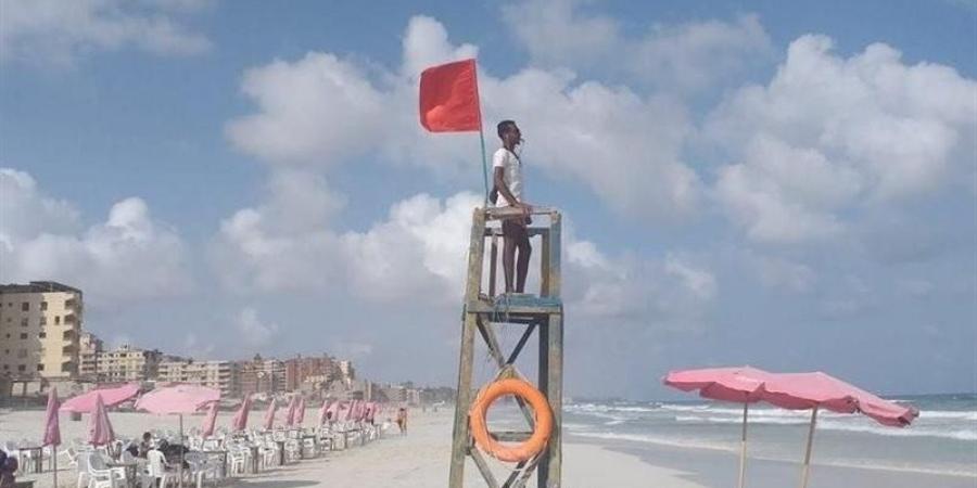 رفع الرايات الحمراء في رأس البر وتحذيرات مشددة من أمواج أغسطس.. فيديو - زاجل الإخباري