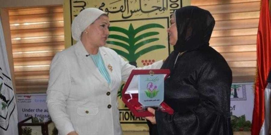 رئيسة القومي للطفولة والأمومة تكرم الطفلة ”هايدي” وتنصبها سفيرة المجلس للرحمة تقديرًا لموقفها النبيل - زاجل الإخباري