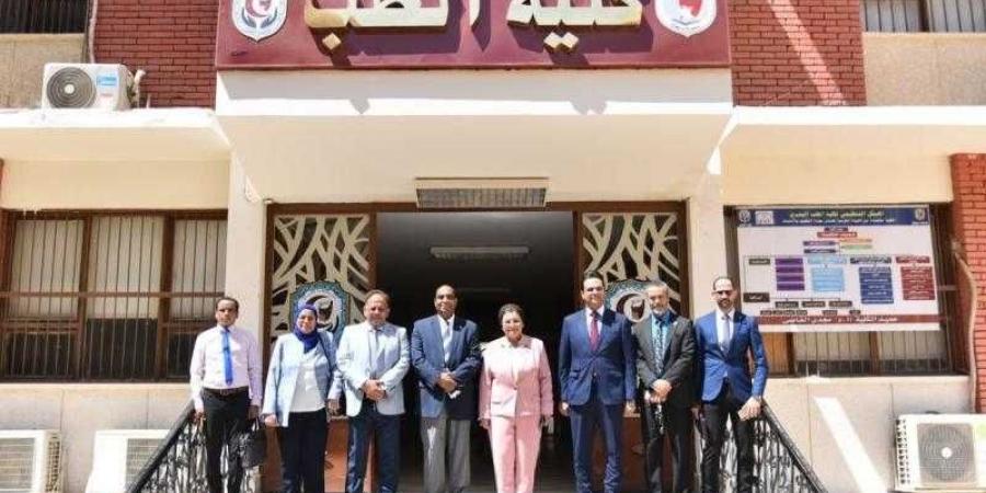 نائب وزير الصحة تتفقد مستشفى سوهاج العام - زاجل الإخباري