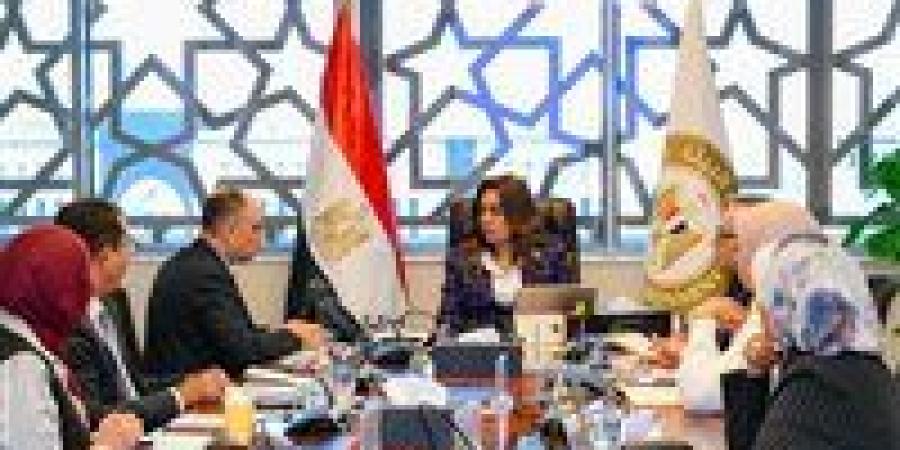 منال عوض تستعرض مع فريق عمل مشروع "الغردقة مدينة خضراء" محاور التنفيذ والنجاحات والتحديات - زاجل الإخباري