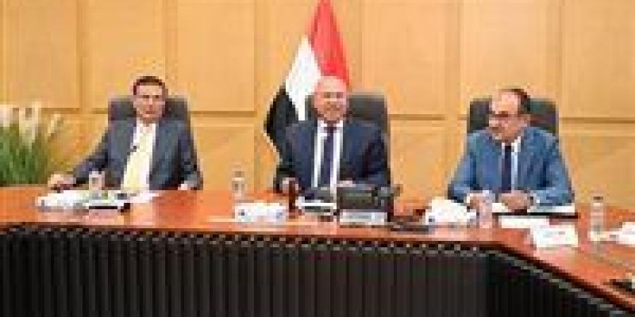 وزراء الصناعة والزراعة وقطاع الأعمال يبحثون تعزيز زراعة الكتان والاستفادة منه - زاجل الإخباري