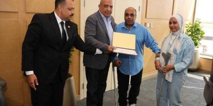 وزير الكهرباء يسلّم عدد من العاملين المتميزين بشركات الكهرباء شهادات تقدير ورحلات عمرة مجانية - زاجل الإخباري