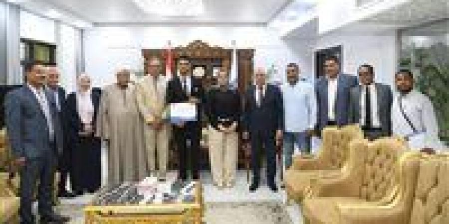 محافظ قنا يسلم عقود عمل لأوائل خريجي مدرسة مياه الشرب والصرف الصحي - زاجل الإخباري