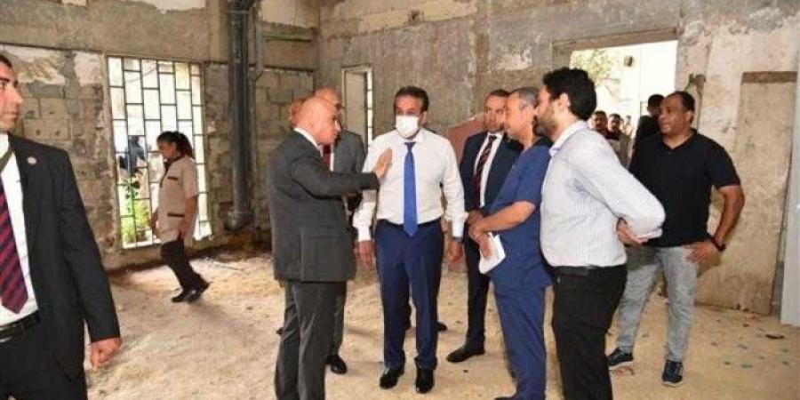 وزير الصحة يوجه بزيادة الأطباء والتخصصات الطبية لتلبية احتياجات المرضى وإنهاء عقود شركتي النظافة والأمن لقصور الأداء - زاجل الإخباري