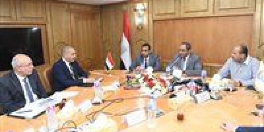 محافظ قنا يتابع تنفيذ مشروع المنطقة الحرفية بالترامسة ويدعو لجذب مطورين صناعيين - زاجل الإخباري