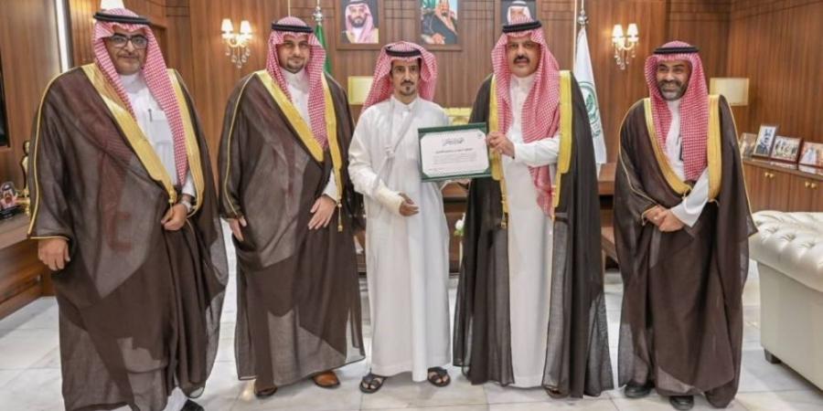 أمير حائل يكرم المعلم الشمري لشجاعته في إخماد حريق بمدرسة - زاجل الإخباري