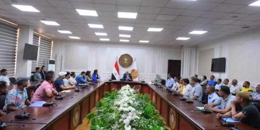 وزير العمل يُسلم عقود لشباب للعمل في دولة الإمارات والبوسنة والهرسك - زاجل الإخباري