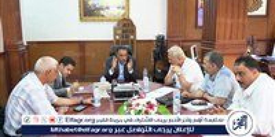 محافظ مطروح يناقش حل أزمة المياه بحضور رئيس شركة المياه - زاجل الإخباري