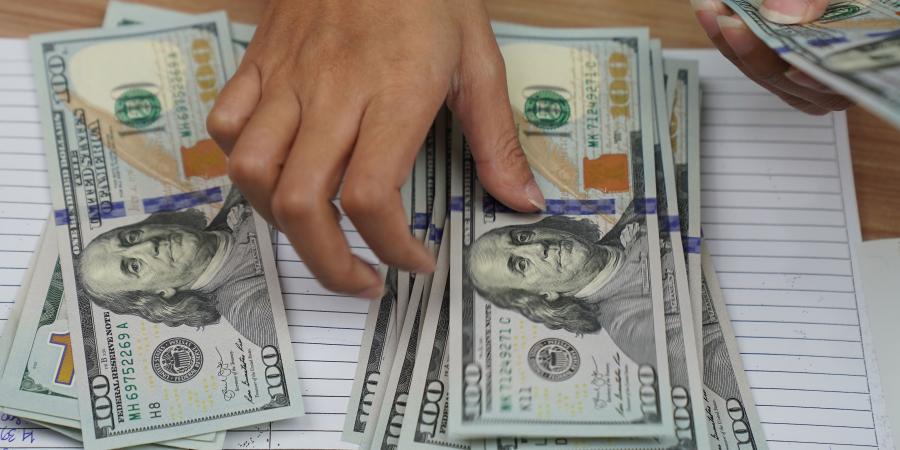 الدولار يهبط.. والإسترليني يستقر بعد أسبوع مرير - زاجل الإخباري