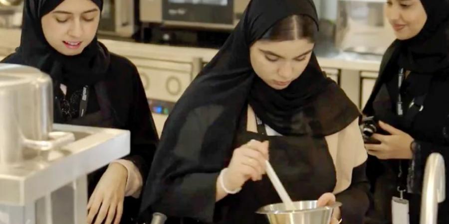 تخريج 53 طالباً إماراتياً بختام «أجيال السياحة - المخيم الصيفي» بأبوظبي - زاجل الإخباري