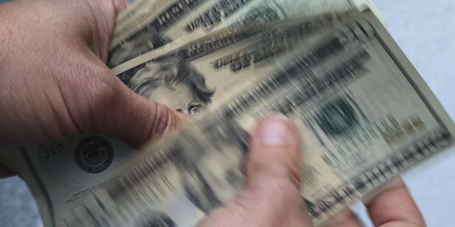 الدولار يترقب بيانات التضخم وقرار المركزي الأوروبي - زاجل الإخباري