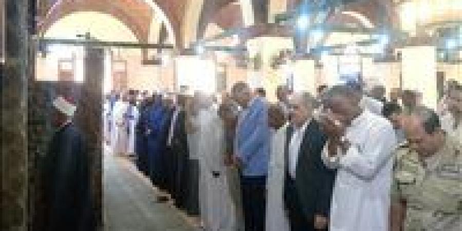 محافظ أسوان يؤدى صلاة الجمعة بمسجد عبد الرحمن بغرب سهيل - زاجل الإخباري