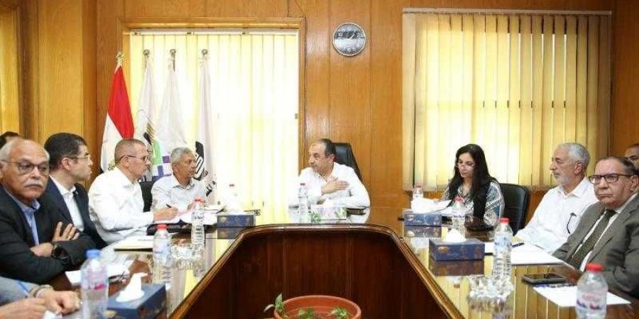 وزير قطاع الأعمال العام يستعرض الموقف التنفيذي لمشروعات التطوير بشركات ”القابضة للأدوية” وإدخال مستحضرات جديدة - زاجل الإخباري