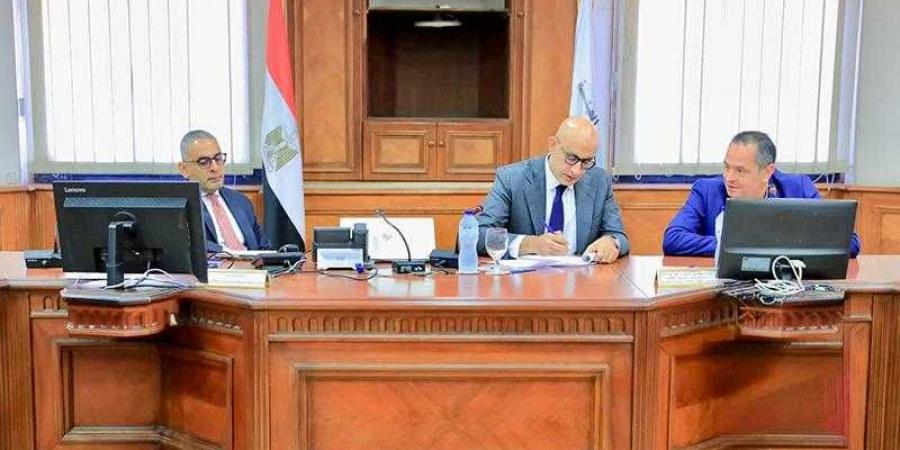 وزير التربية والتعليم يعقد اجتماعًا مع قيادات الهيئة العامة للأبنية التعليمية - زاجل الإخباري