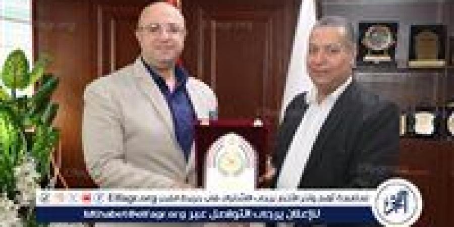 محافظ بني سويف يُكرم جمعة عبد الحفيظ بعد ترقيته وكيلًا لوزارة التموين بالفيوم - زاجل الإخباري