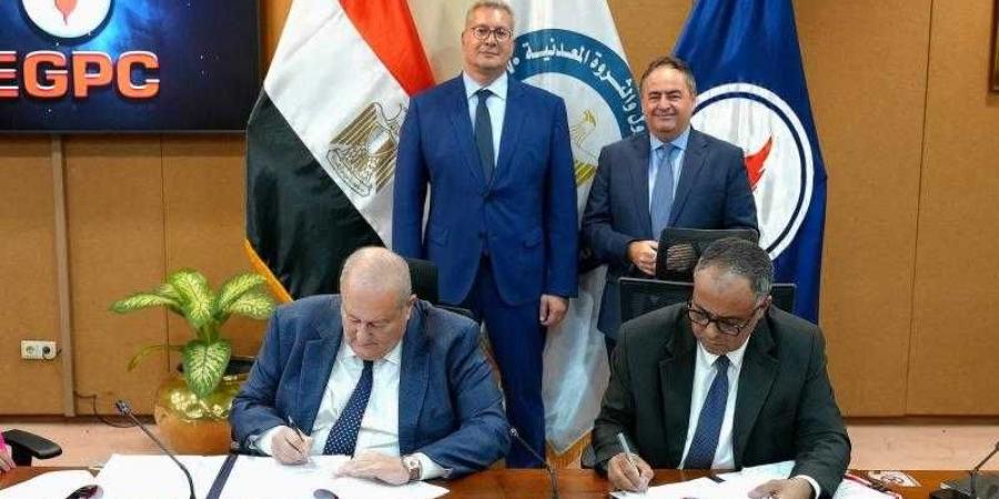 البترول توقع 3 اتفاقيات جديدة للبحث عن البترول والغاز في الصحراء الغربية وخليج السويس وشمال سيناء - زاجل الإخباري