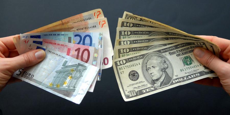 الدولار مستقر مطلع الأسبوع.. واليورو يتجاهل تخفيض تصنيف فرنسا - زاجل الإخباري