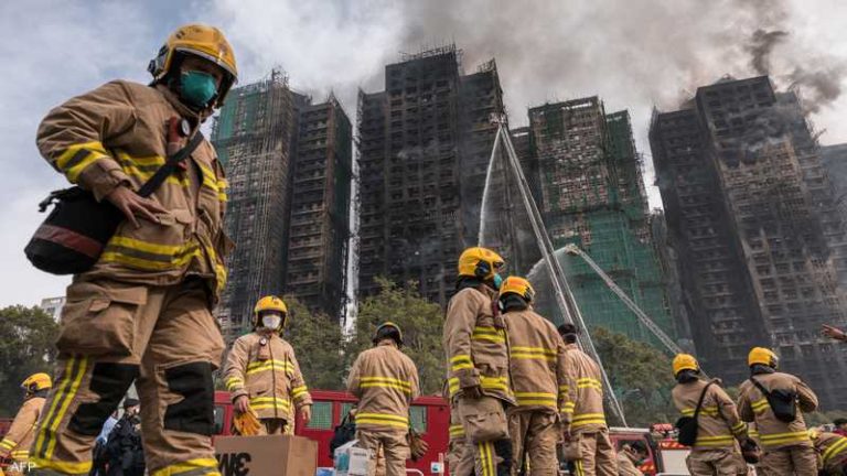 حريق ضخم يلتهم مجمع سكنى فى هونج كونج