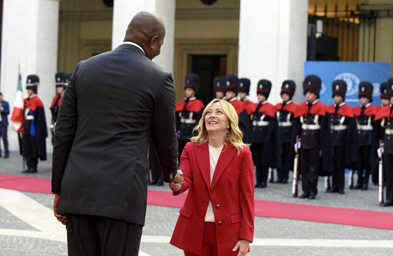 في لقاء ميلوني ورئيس موزمبيق وفارق طول يثير الاهتمام