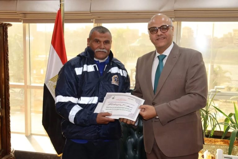 قصة أمانة جديدة.. طاقم إسعاف القليوبية يعيد مشغولات ذهبية وهواتف بمليون جنيه لأسرة مصابى حادث طريق بنها.. ويؤكد: أمانة كبيرة ولا بد من ردها لأصحابها.. والمحافظ يكرمهم ويؤكد: نموذج مشرف يحتذى به