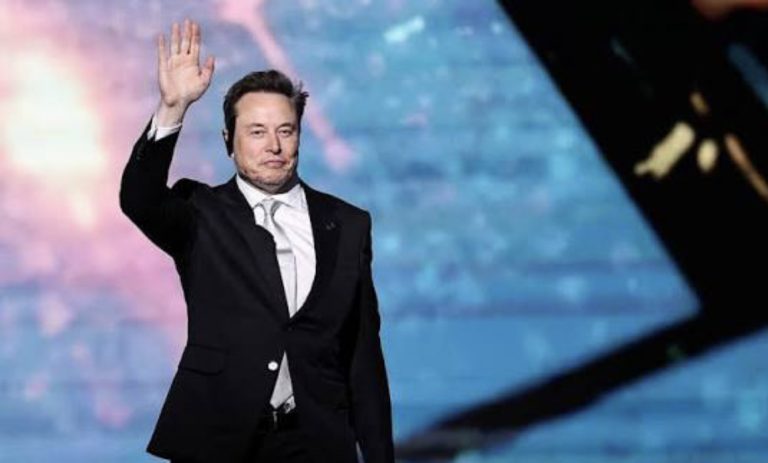 كيف اصبح إيلون ماسك أول تريليونير في التاريخ
