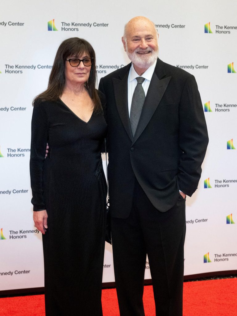 مقتل مخرج هوليوود وزوجته.. وأصابع الاتهام تشير الي الابن