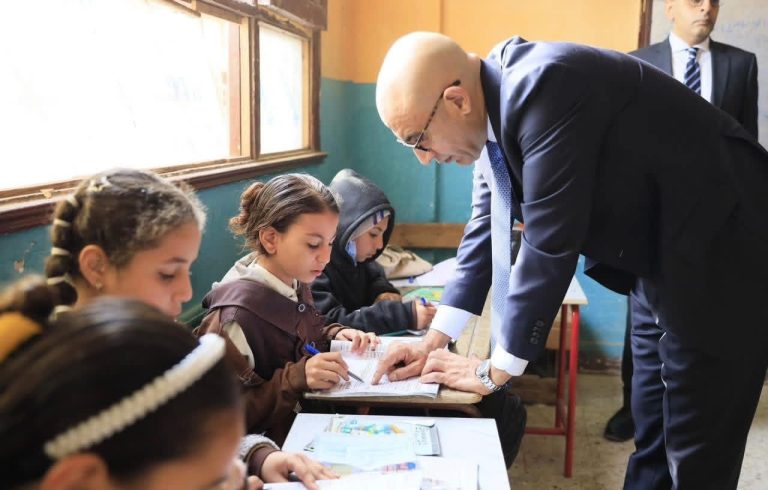 وزير التربية والتعليم يفاجئ مدارس البدرشين والصف بالجيزة لمتابعة انضباط سير العملية التعليمية