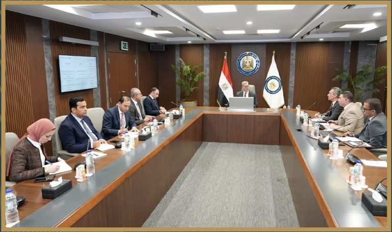 من خلال شركة السهام.. وزير البترول والثروة المعدنية يبحث تطوير آلية تدريب جميع سائقي نقل المنتجات البترولية