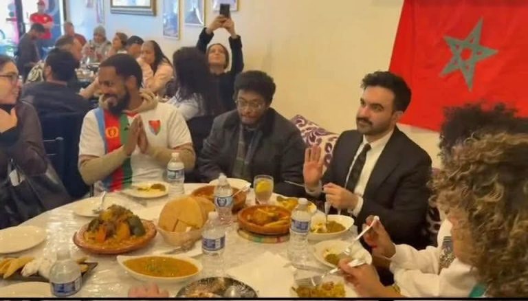 زهران ممداني مع مشجعي أسود الأطلس في مطعم مغربي