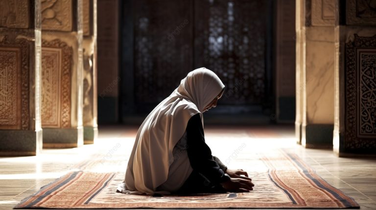 أمين الفتوى يكشف خلافا فقهيا ..هل تجوز صلاة المرأة بدون ارتداء الشراب