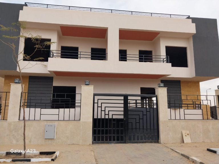 فيلا بمدينه هليوبلس للبيع امام مدينتى مقسمه الى 3 توين كل واحد منهم منفصل للتواصل 01008663960