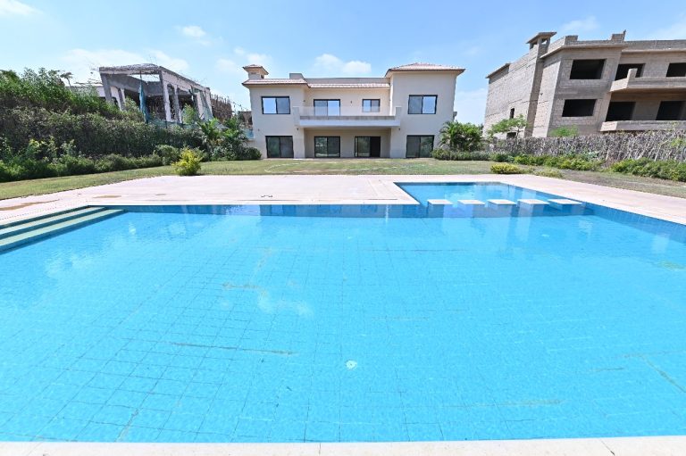 فيلا مستقلة جاهزة بالكامل للبيع في بارقي كمبوندات التجمع مطلة على ملعب الغولف تشطيب الترا سوبر لوكس للتواصل 01008663960