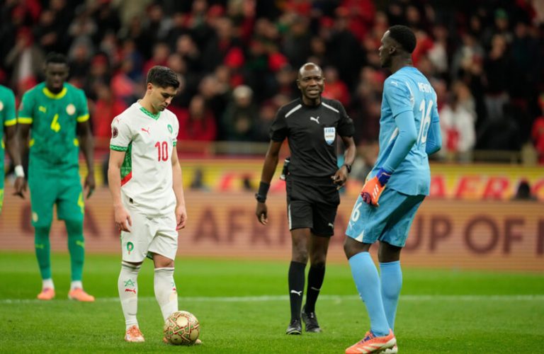 ما هي الحقيقة الكاملة لحارس مرمى السنغال خلف تصديه لركلة جزاء ابراهيم دياز وهل كان هناك اتفاق