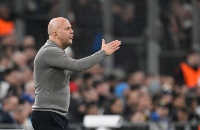 سلوت يثير غضب جماهير ليفربول بتصريحاته الغريبه