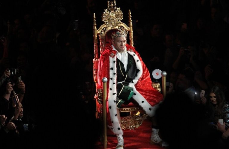 بمواجهة محمودوف تايسون فيوري ( الملك ) يعود للملاكمة