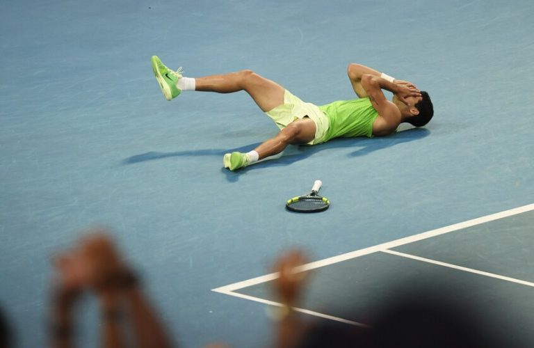 ألكاراز يبلغ نهائي أستراليا المفتوحة بعد تخطي زفيريف في ملحمة تنس