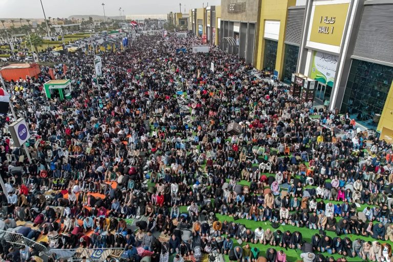 دولة كاملة بحجم “قبرص” قررت فجأة تشيل سكانها كلهم وترميهم في حتة أرض في التجمع الخامس لمدة ١٢ ساعة بس.