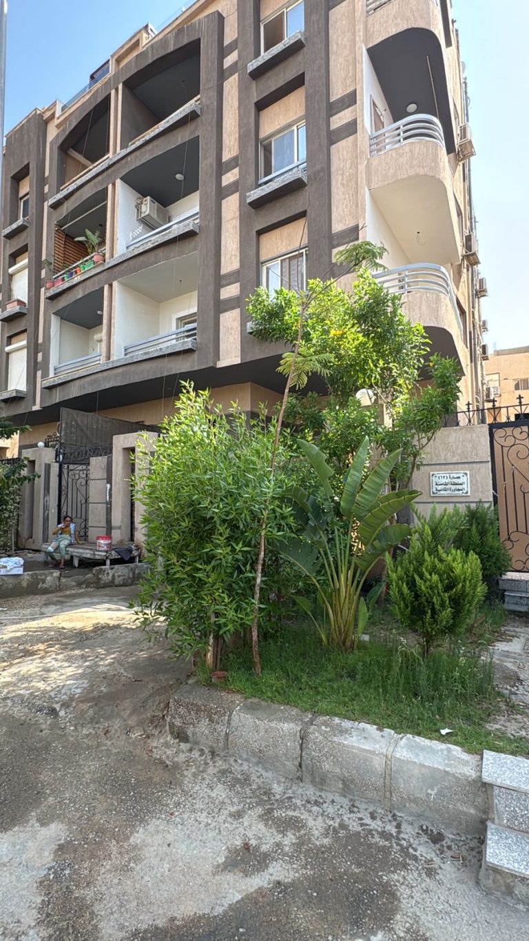 لهواة التميز والأماكن الراقية . شقه بأرقي احياء مدينه الشروق المساحه : 192 م + 100 جاردن