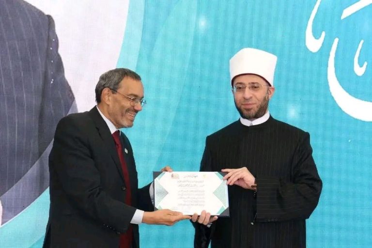 تهنئة واجبة للدكتور / حسن خليل لتكريم سيادته من دكتور / اسامه الازهري وزير الأوقاف