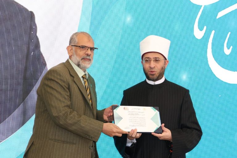 تهنئة واجبة للاستاذ / اسماعيل رجب احمد لتكريم سيادته من قبل دكتور / أسامه الازهري . وزير الأوقاف