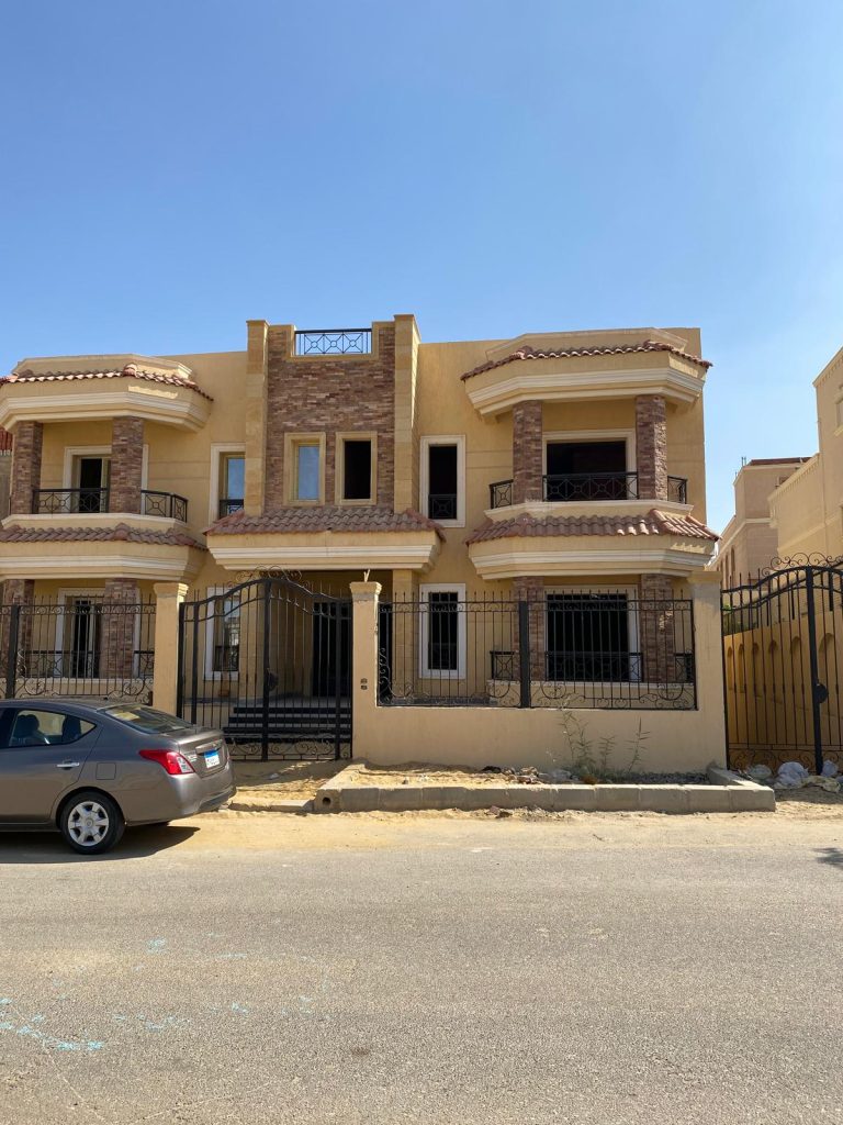 فرصة مميزة لامتلاك توين هاوس نص تشطيب بالشروق – حي  فيلا للتواصل :01008663960