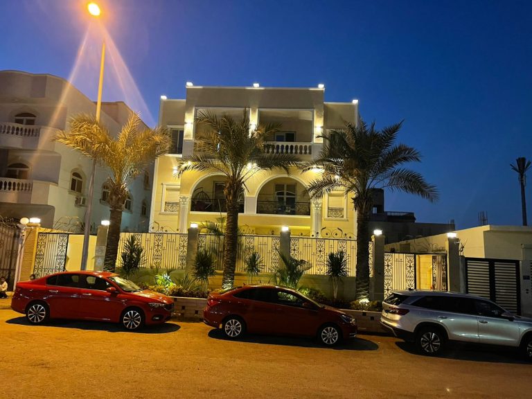 فيلا للبيع بمدينه الشروق بارقي احياء المدينه 5 شقق متشطبين للتواصل :01008663960