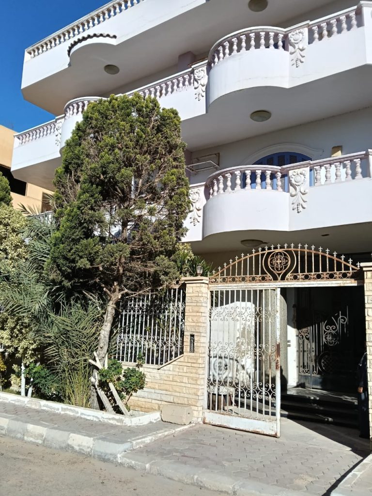 شقه للبيع بمدينه الشروق متشطبه بالاحياء فيو جاردن 240 م بالاحياء للتواصل 01008663960