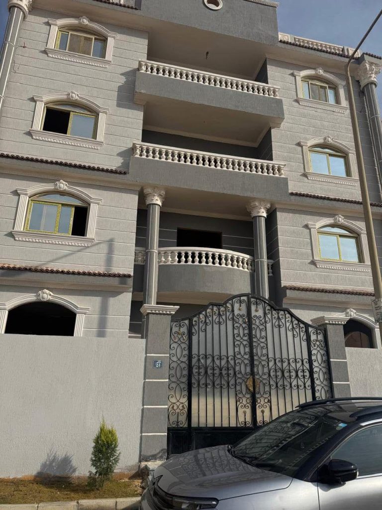 اميز عماره في حدائق اكتوبر صف اول علي الطريق الرئيسي  العماره 6 ادوار .. للتواصل : 01008663960