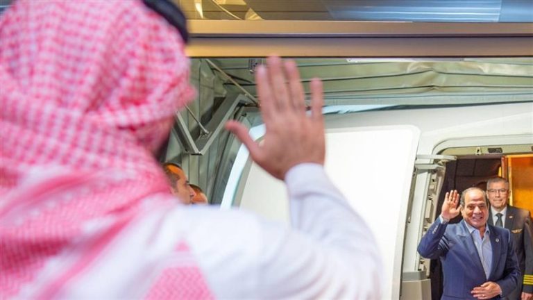ولي عهد السعودية لحظة وداع الرئيس السيسي بمطار جدة