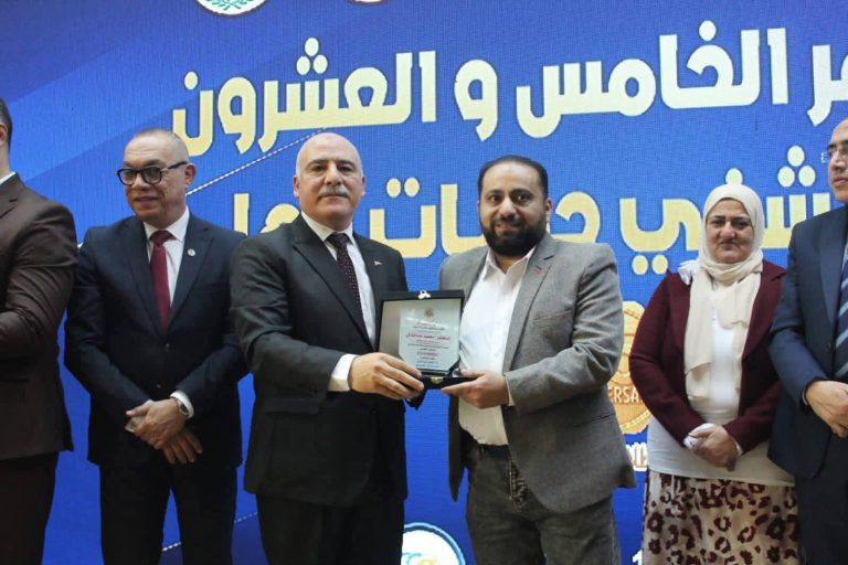 تكريم مدير مستشفي شبين القناطر الدكتور محمود عبد الشافي من قبل الدكتور / أسامه الشلقاني وكيل وزارة الصحة والسكان بالقليوبية 